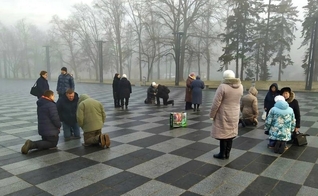Ucranianos orando na praça central de Kharkiv, Ucrânia. (Foto: Cortesia da Sociedade Bíblica Ucraniana)