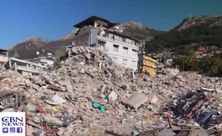 Muitos vizinhos não sobreviveram ao terremoto e outros foram realocados para longe de suas casas destruídas. (Captura de tela/CBN News)