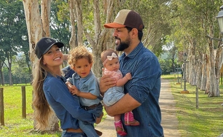 Modelo Biah Rodrigues, cantor Sorocaba e filhos. (Foto: Reprodução/In