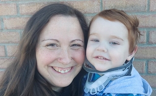 Waylon Saunders com sua mãe Gillian Burnett. (Foto: Arquivo de família)