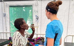Os enfermeiros cuidam das necessidades físicas e espirituais dos pacientes. (Foto: Reprodução/Samaritan's Purse)