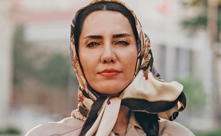 A iraniana Sahar ajuda outras mulheres em sua fé cristã. (Foto: Reprodução/Open Doors)