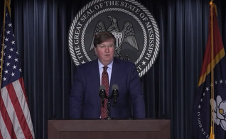 O governador Tate Reeves sancionou uma lei proibindo a mudança de gênero em menores. (Foto: Imagem ilustrativa/Reprodução/Twitter/Tate Reeves).