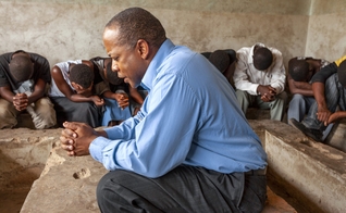 Um missionário da IMB ora durante uma reunião do True Love Waits. (Foto ilustrativa: IMB)