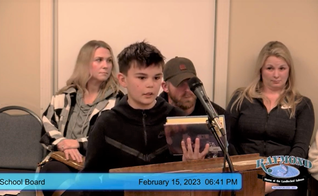 Knox na reunião do Conselho Escolar de Windham Raymond. (Foto: Reprodução).