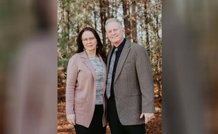 Pastor Rick Buchholz e sua esposa, Kathy. (Foto: Reprodução/God Reports)
