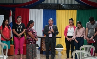 Uma das noites de evangelismo que foram feitas para as pessoas do local. (Foto: Irene Strong/Adventistas)