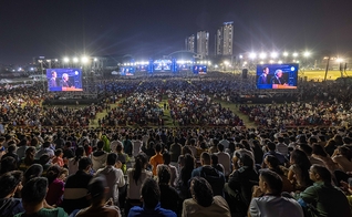 Multidão participa de culto evangelístico na cidade de Ho Chi Minh. (Foto: Reprodução/ Associação Evangelística Billy Graham)