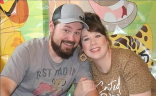 Ryan Marlow, pastor da Grace Baptist Church em North Wilkesboro, e sua esposa Meghan. (Captura de tela/YouTube/WXII 12)