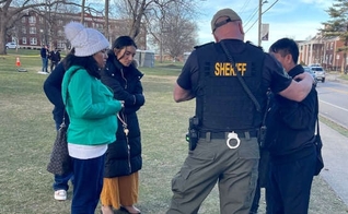Marty Elliott ora com os alunos no campus da Asbury University. (Foto: Reprodução/Charisma/Renee DeLoriea)