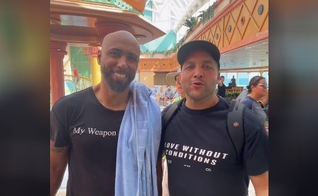 Pastor Greg Hendricks e Angelo no navio cruzeiro. (Foto: Reprodução/Instagram/Angelo Jean Pierre)