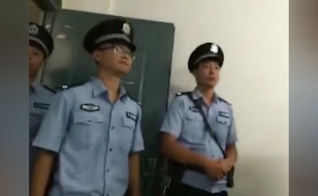 Autoridades perseguem cristãos de Henan durante um culto de domingo em 2018. (Foto: Imagem ilustrativa/China Aid).