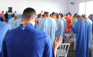 A ação voluntária visa o fortalecimento da prática religiosa dentro das unidades prisionais. (Foto: Reprodução/Sejus/Governo de Rondônia)