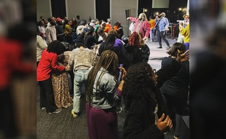Jovens da igreja United em Atlanta reunidos em adoração. (Foto: Instagram/Unitedchurchatl)
