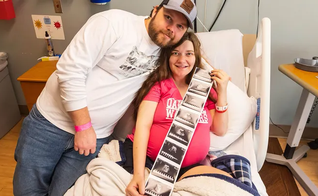 Haylee e Shawn Ladner, dos EUA, tiveram quíntuplos. (Foto: UMMC Office of Communications).