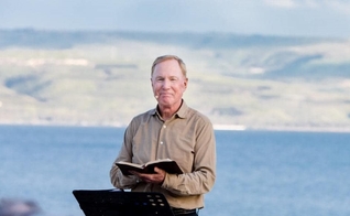 Para Max Lucado, a Igreja precisa do poder do Espírito para impactar uma sociedade doente. (Foto: Facebook/Max Lucado). 