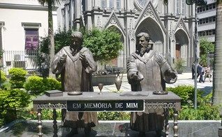 Escultura representativa da Primeira Ceia Protestante nas Américas, localizada na Catedral Presbiteriana do Rio de Janeiro, Brasil. (Foto: Wikimedia Commons/Christian Bitencourt)