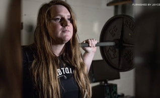 JayCee Cooper, uma levantadora de peso transgênero. (Captura de tela/YouTube/KARE 11)