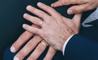 Os bispos alemães poderão dar bênção a relacionamentos homoafetivos a partir de 2026. (Foto: Imagem ilustrativa/Unsplash/Nick Karvounis).