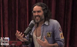 Russell Brand testemunhou que Deus o ajudou em sua libertação do vício. (Foto: Reprodução/Fox News).