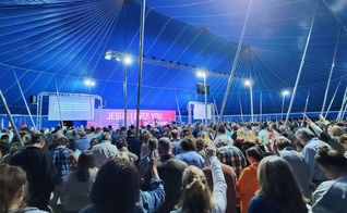 Tenda lotada durante os cultos iniciados em outubro de 2022. (Foto: Reprodução/CBN News/Voice of Hope Ministries)