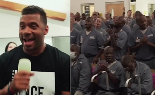 Russell Wilson ministrando no presídio. (Foto: Reprodução/Instagram/God Behind Bars)