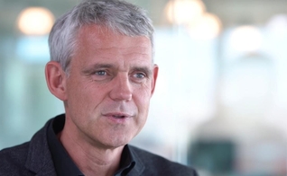 Heino Falcke, astrônomo e professor. (Foto: Captura de tela/Vídeo European Southern Observatory)