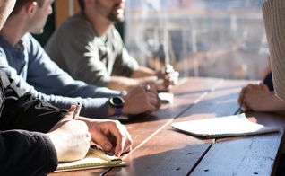 1 em cada 4 dizem conhecer alguém que sofreu consequências negativas por expressar opiniões religiosas. (Foto: Unsplash/Dylan Gillis)