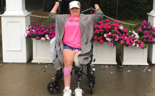 Wyndi Adkins sofreu complicações após uma cirurgia para aliviar enxaquecas. (Foto: Godfundme/Wyndi Adkins).