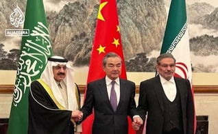 Autoridades do Irã e Arábia Saudita durante a cerimônia para assinatura do acordo, em 11 de março de 2023. (Foto: Captura de tela/YouTube Al Jazeera English)