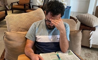 Luciano Camargo lendo a Bíblia. (Foto: Reprodução/Instagram Luciano Camargo)