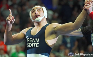 Aaron Brooks creditou a Deus a terceira vitória no campeonato de luta livre da NCAA. (Foto: Reprodução/Twitter/Penn State WRESTLING).