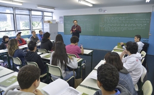 Imagem ilustrativa. Professor e alunos em aula de inglês. (Foto: Wilson Dias/Agência Brasil)