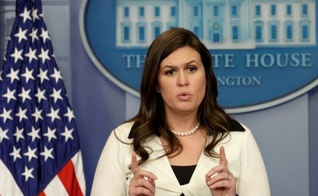 A governadora Sarah Huckabee Sanders assinou a nova lei na terça-feira (21). (Foto: Wikimedia Commons/Yakaha88).