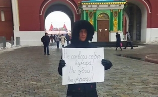 Rostislav Charushin, em Moscou, com cartaz “Não matarás". (Foto: Nikolay Novikov/OVD-Info CC BY 3.0)