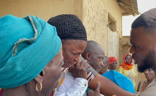 Comunidade chora pelo assassinato de sacerdote católico sequestrado no estado de Kaduna, na Nigéria. (Foto: Reprodução/Christian Concern)