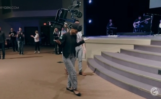 Após um grave acidente de carro, Julia Akilimali ficou completamente paralisada. (Foto: Reprodução/YouTube/Hungry Generation).