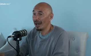 Douglas Gonçalves e Francis Chan (Foto: Captura de tela/YouTube JesusCopy)