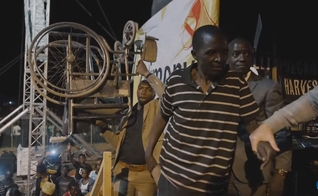 Homem curado andando sem cadeira de rodas. (Foto: Reprodução/Daniel Kolenda/YouTube)