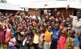 Crianças do orfanato ‘King Jesus Bright Academy’ com alguns professores. (Foto: Arquivo pessoal/Sila Simali)