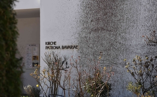 Igreja "Maria vom Guten Rat" vandalizada com laca e bombas de tinta. (Foto:  Indymedia)