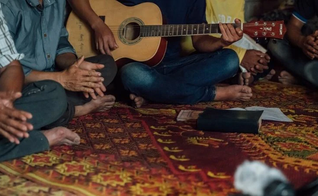 Culto doméstico. (Foto representativa: Portas Abertas)