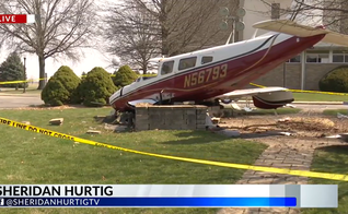 O monomotor caiu no estacionamento da Open Arms Christian Fellowship, nos EUA. (Foto: Reprodução/WGNTV).
