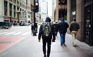 As gerações Millennials e Z se distanciam dos valores cultivados pelas gerações anteriores. (Foto: Imagem ilustrativa/Unsplash/Mikaala Shackelford).