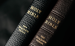 Remoção da Bíblia aconteceu após aprovação da lei de "Materiais Sensíveis nas Escolas". (Foto: Unsplash/CHUTTERSNAP)