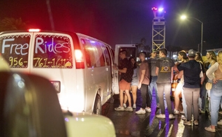 A Baptist Student Ministries ofereceu caronas gratuitas aos estudantes durante a vida noturna na Ilha South Padre. (Foto: Neil Williams).