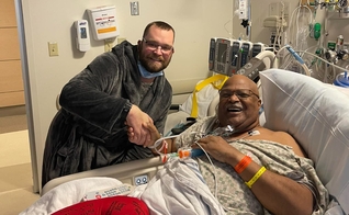 Bill e Tim no hospital na época do transplante. (Foto: Reprodução/Facebook/Bill Sumiel)