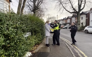 Isabel Vaughan-Spruce foi presa por policiais do Reino Unido por orar em silêncio. (Foto: Reprodução/ADF UK)