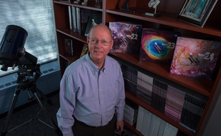 Kevin Hartnett em seu escritório. (Foto: Reprodução/Site NASA W. Hrybyk)