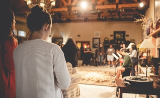 Apenas 44% dos fiéis participam de um pequeno grupo em sua igreja. (Foto: Imagem ilustrativa/Unsplash/Terren Hurst).